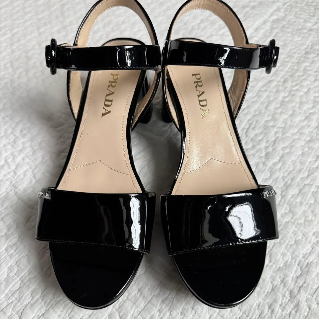 Sandalias de piel de charol con tira con logotipo de PRADA en excelente estado, 24,5 cm