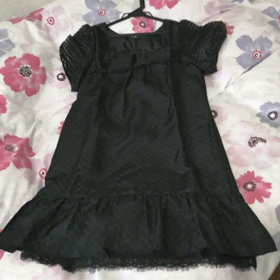 Low price reduction in beautiful Japanese-made black dot pattern ruffled short sleeve dress, tunic