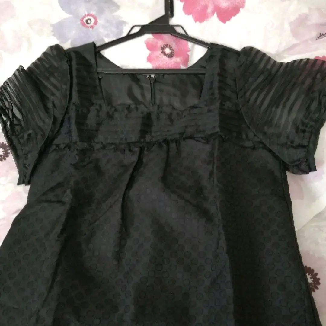 Low price reduction in beautiful Japanese-made black dot pattern ruffled short sleeve dress, tunic