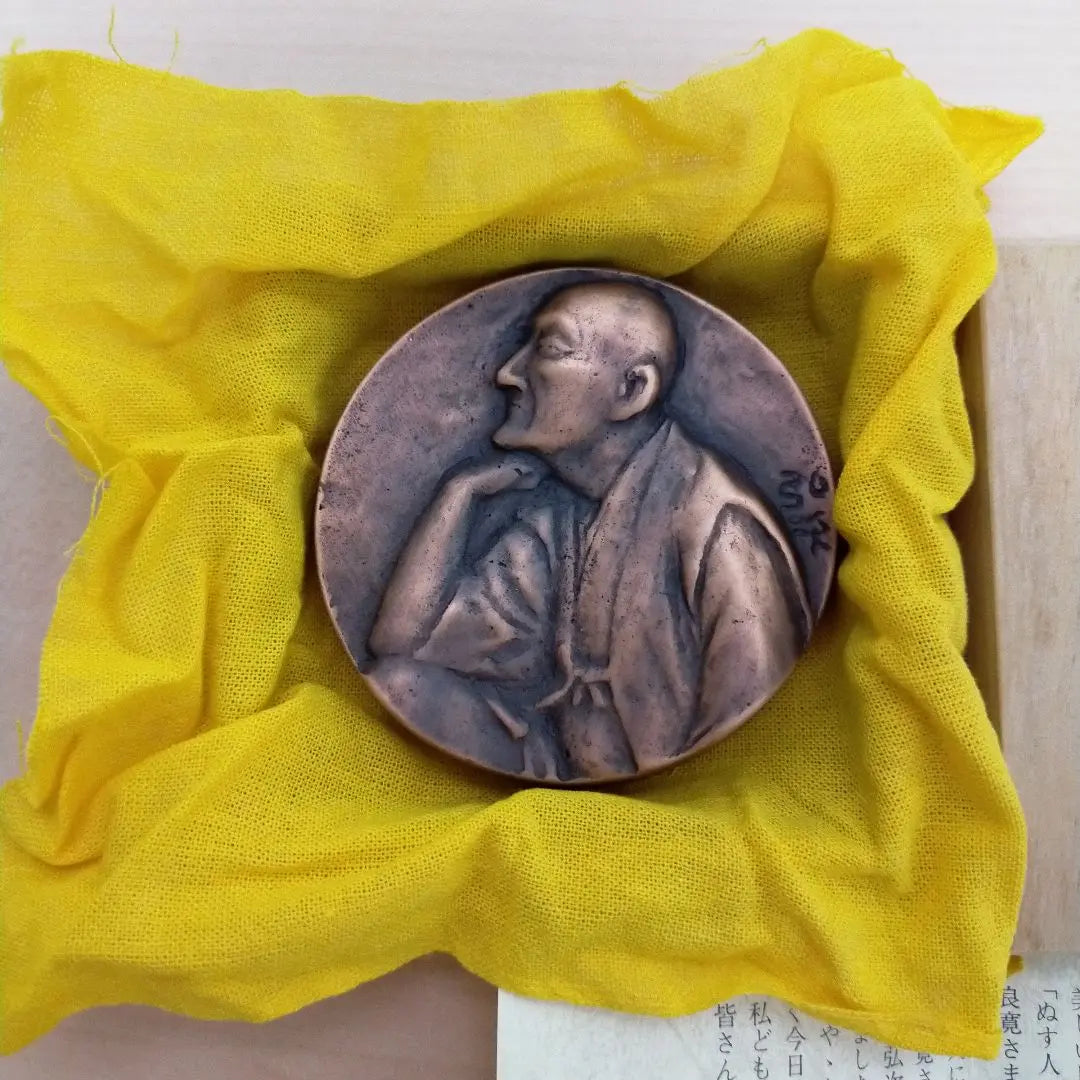 Estatua de cobre Ryokan con ventana y luna en caja de madera