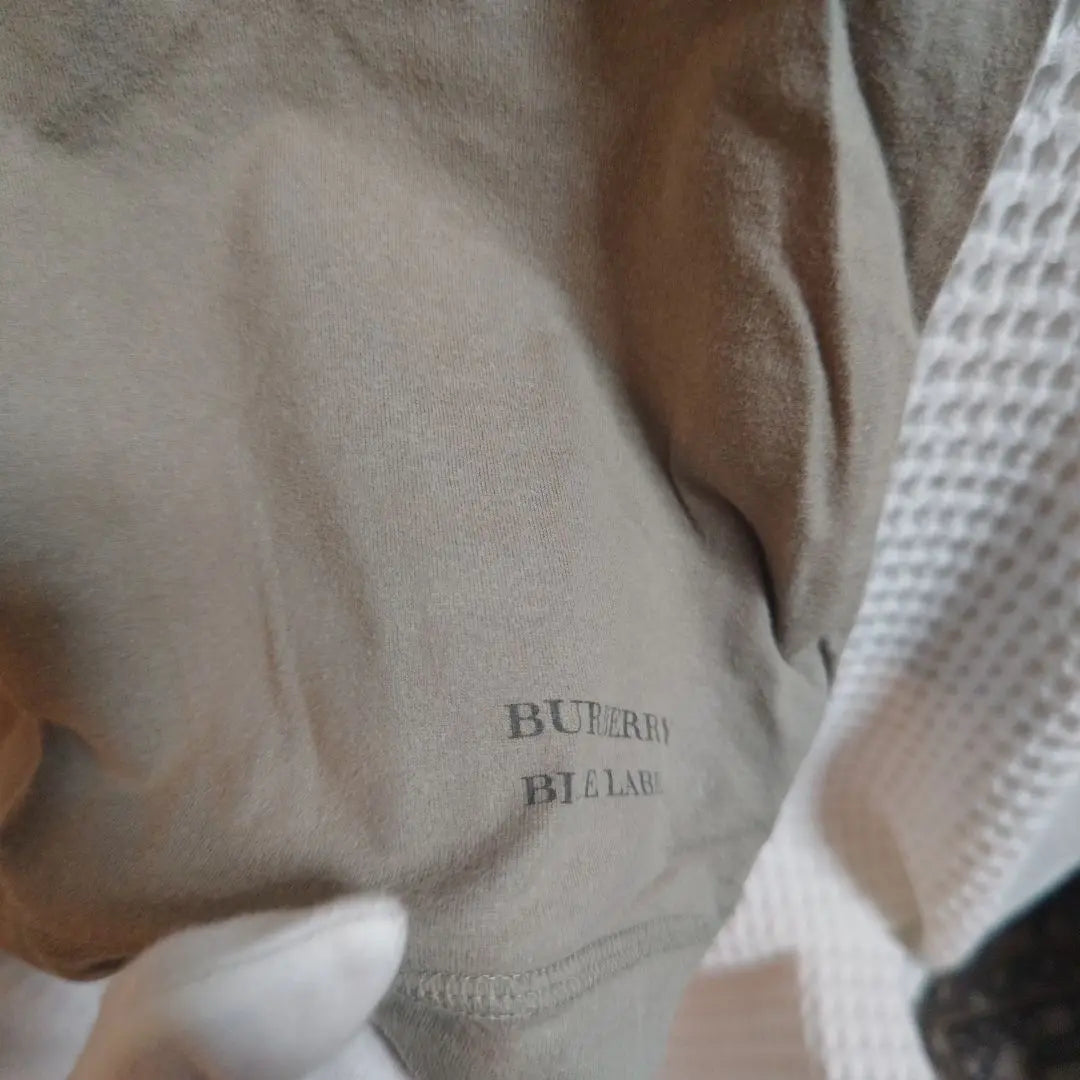 [Popular ☆ Burberry London] T -shirt size M with khaki color pocket