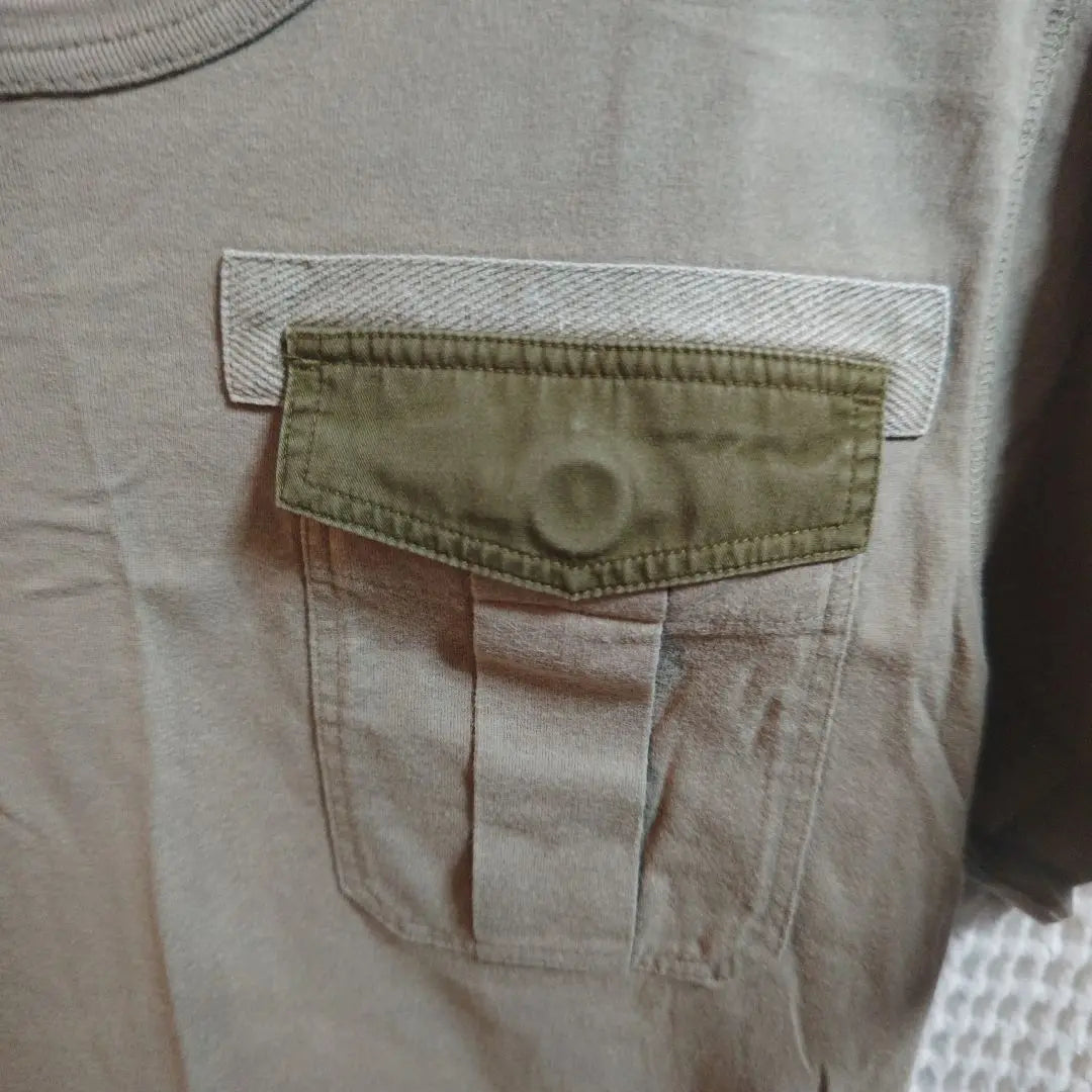 [Popular ☆ Burberry London] T -shirt size M with khaki color pocket