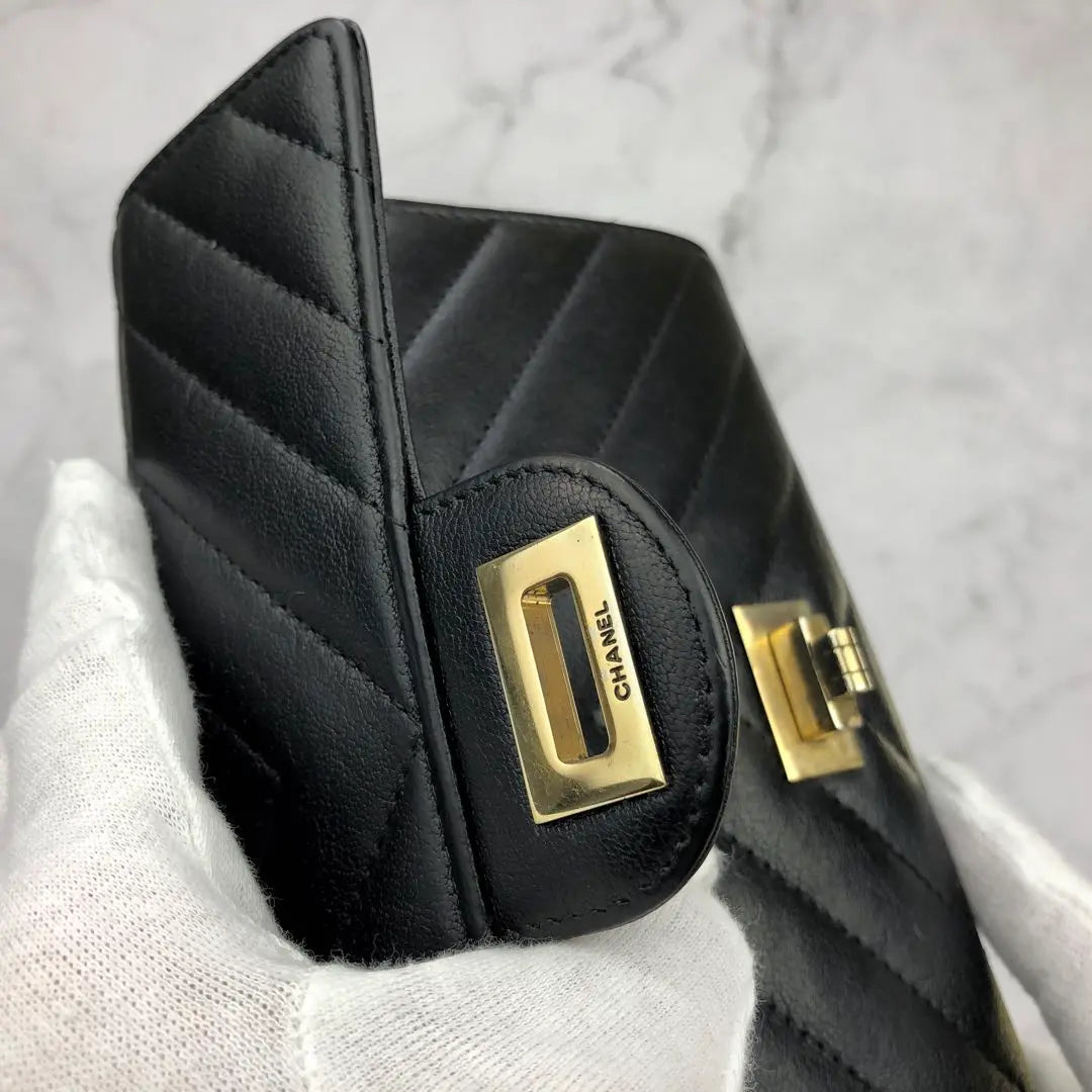 Cartera larga con solapa y motivo Chevron V de CHANEL