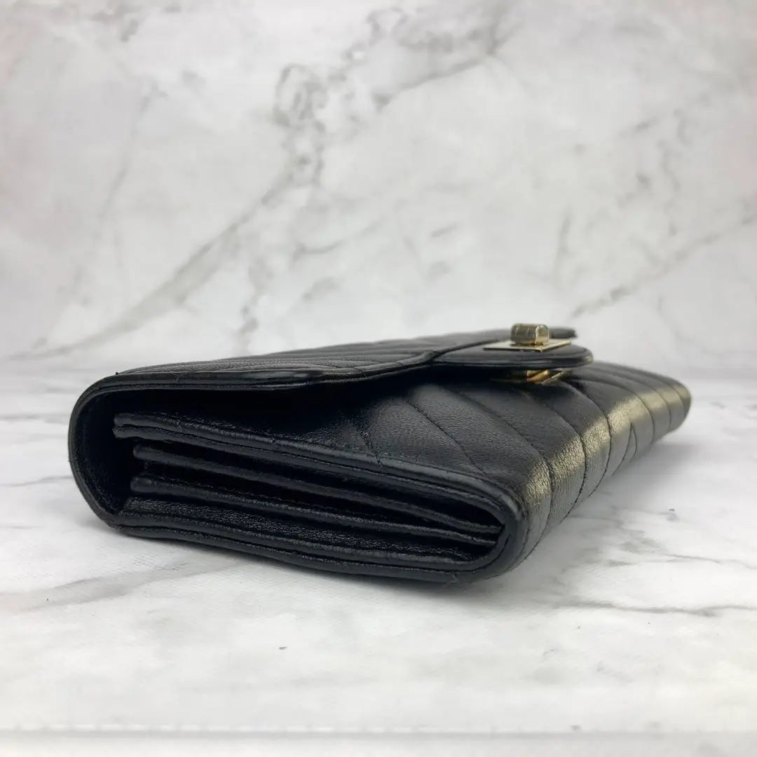 Cartera larga con solapa y motivo Chevron V de CHANEL