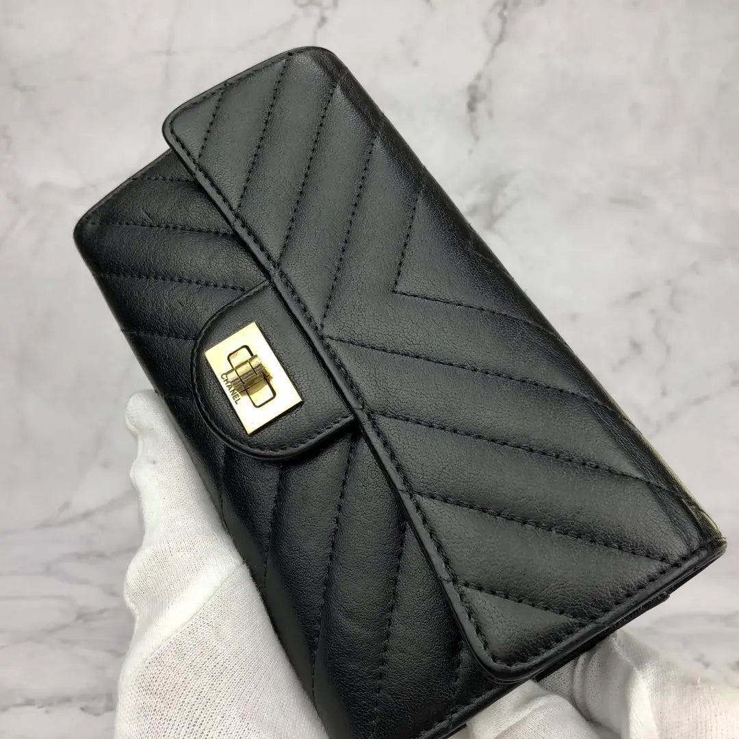 Cartera larga con solapa y motivo Chevron V de CHANEL