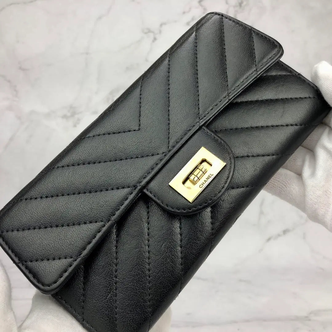 Cartera larga con solapa y motivo Chevron V de CHANEL