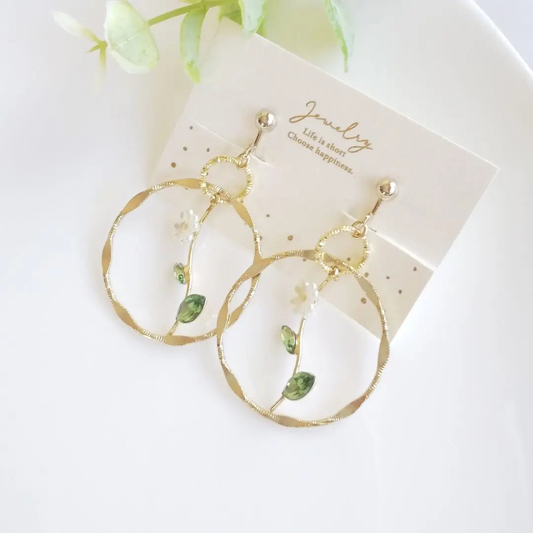 Pendientes con diseño de anillo y dije de flor, pendientes (blancos) *Hechos a mano