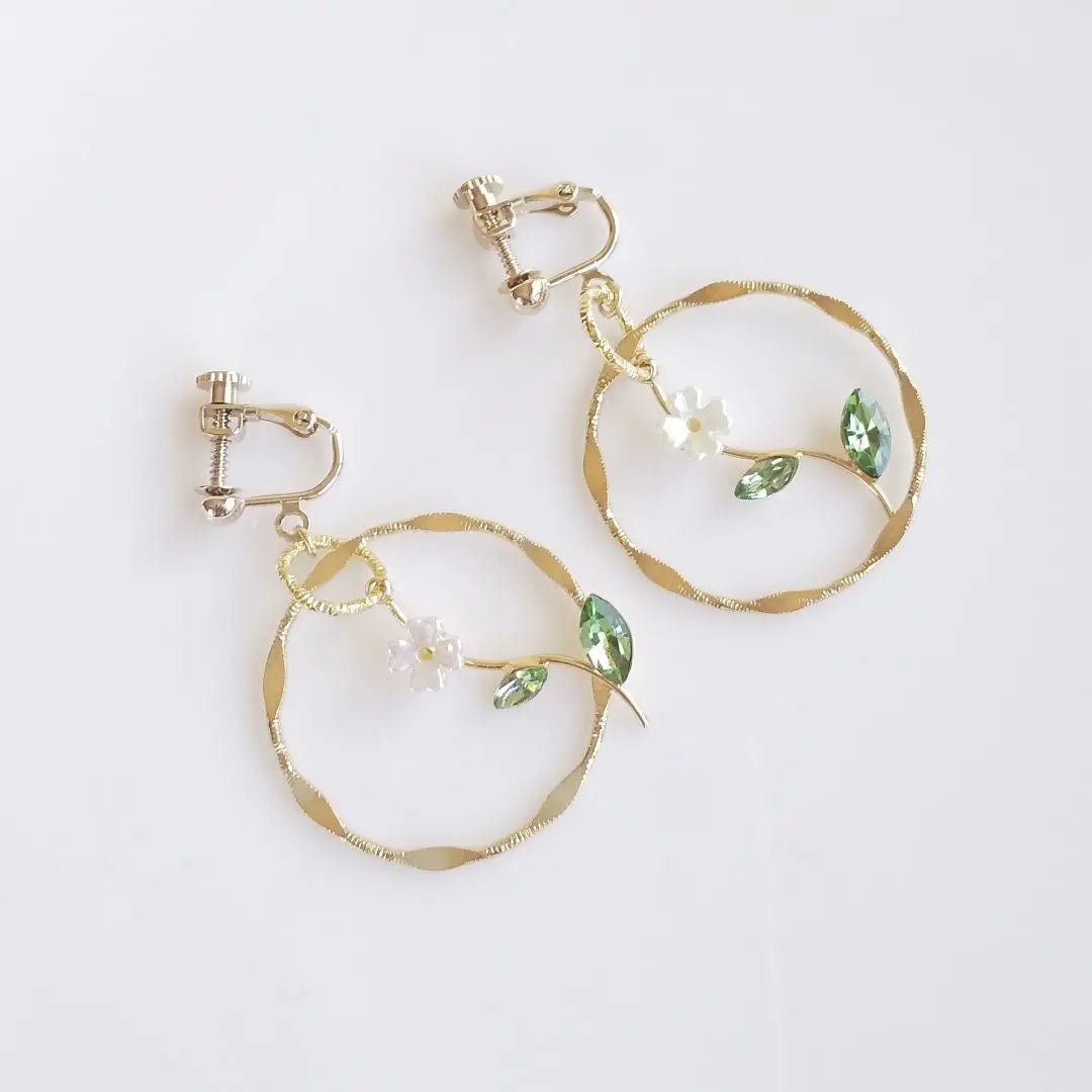 Design ring and flower charm earrings, earrings (white) *Handmade