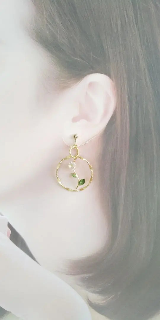 Pendientes con diseño de anillo y dije de flor, pendientes (blancos) *Hechos a mano