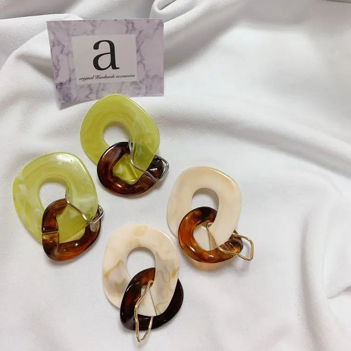 2211-1 Pistachio x tortoiseshell ☺︎ 2-chain chain and silver-deformed hoop earrings ☺︎