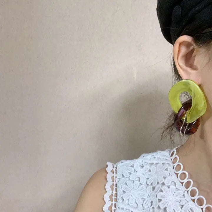 2211-1 Pistachio x tortoiseshell ☺︎ 2-chain chain and silver-deformed hoop earrings ☺︎