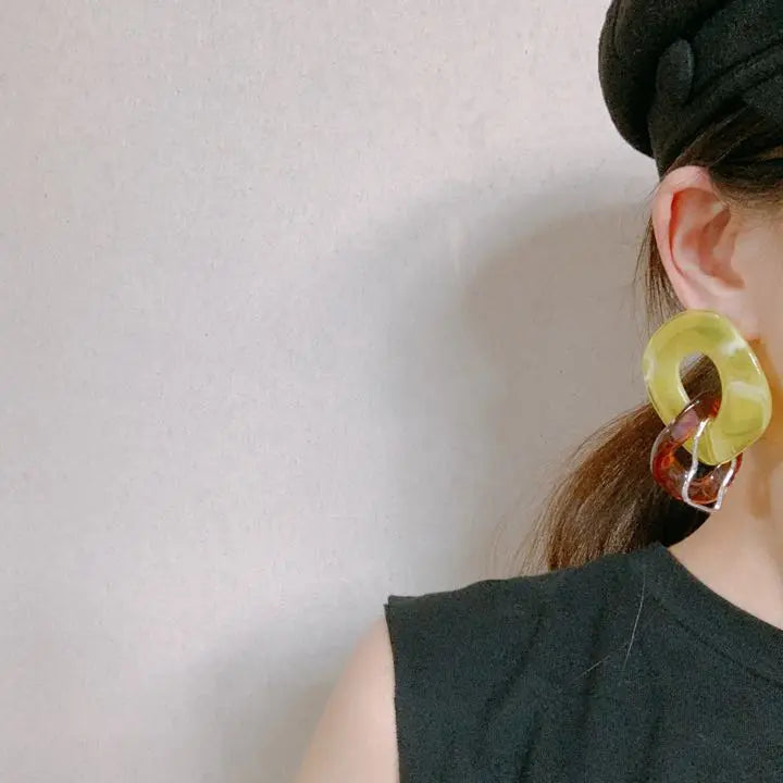 2211-1 Pistachio x tortoiseshell ☺︎ 2-chain chain and silver-deformed hoop earrings ☺︎