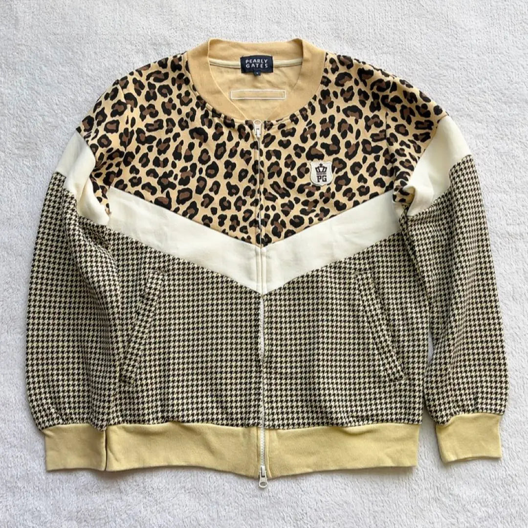 Chaqueta de punto Pearly Gates en buen estado, estilo blusón, estampado pata de gallo, color beige y leopardo