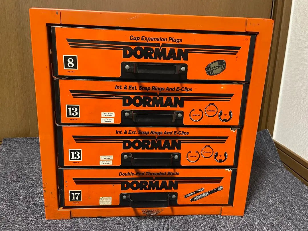 Armario Dorman, portaherramientas vintage de color naranja de los años 50