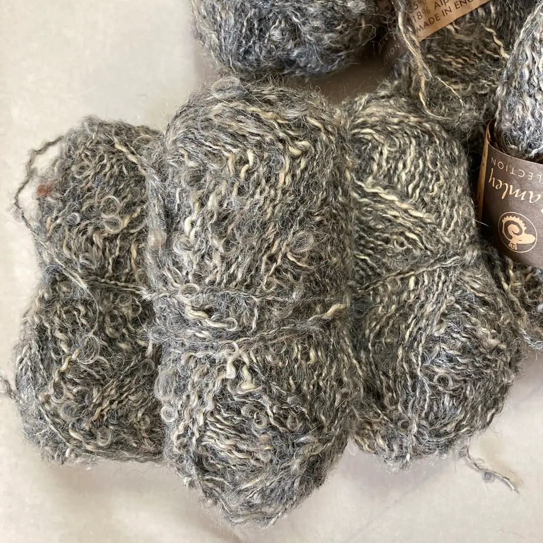 Yarn, unused, replacement yarn, 22 pieces