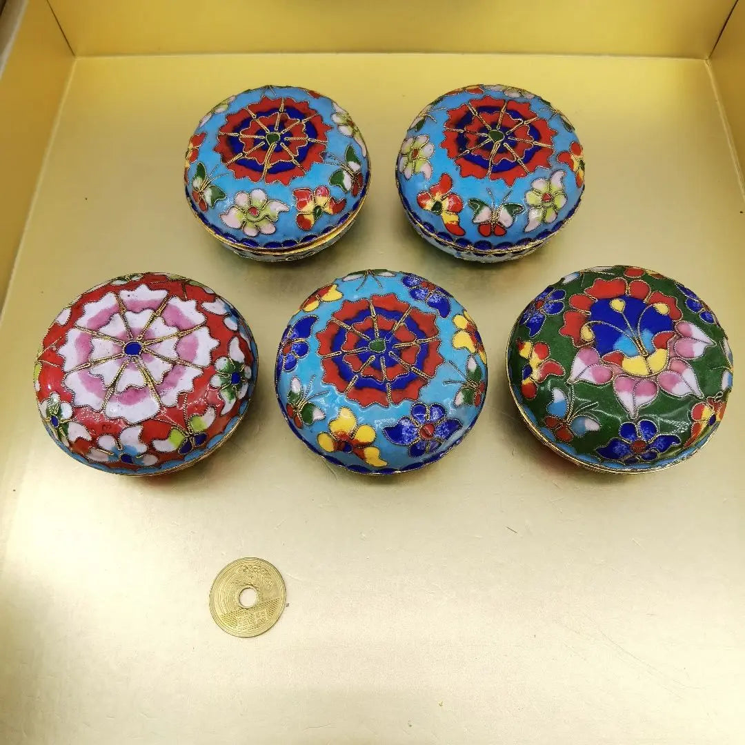 {Reference number: BK003} Shichiho Yakusou but Butterfly Pattern 5 -point set (diameter about 6.5cm) | {整理番号:BK003} 七宝焼花蝶模様小物入れ五点セット(直径約6.5cm)