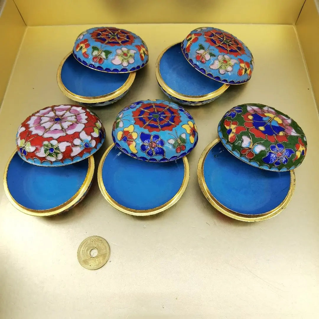 {Reference number: BK003} Shichiho Yakusou but Butterfly Pattern 5 -point set (diameter about 6.5cm) | {整理番号:BK003} 七宝焼花蝶模様小物入れ五点セット(直径約6.5cm)