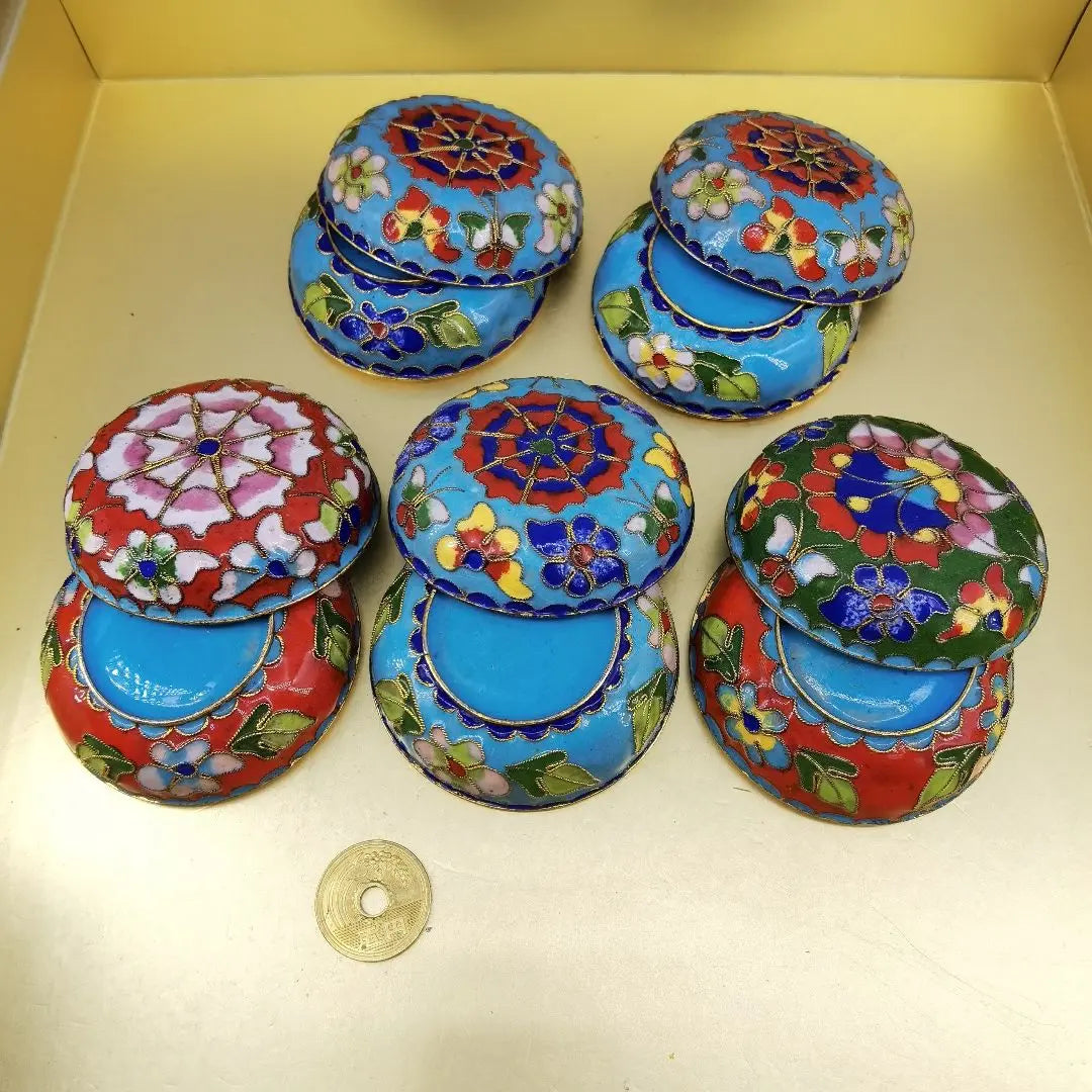 {Reference number: BK003} Shichiho Yakusou but Butterfly Pattern 5 -point set (diameter about 6.5cm) | {整理番号:BK003} 七宝焼花蝶模様小物入れ五点セット(直径約6.5cm)