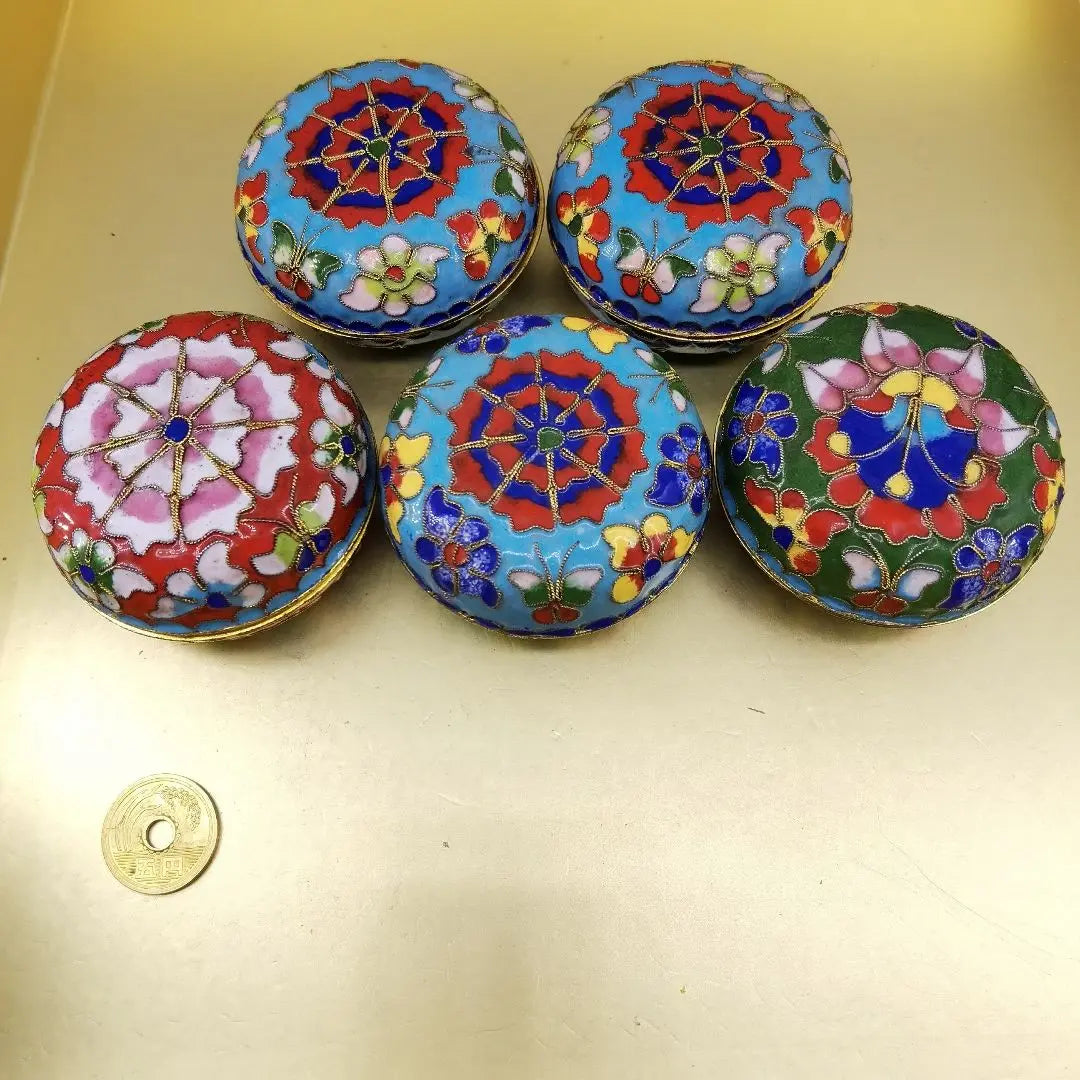 {Reference number: BK003} Shichiho Yakusou but Butterfly Pattern 5 -point set (diameter about 6.5cm) | {整理番号:BK003} 七宝焼花蝶模様小物入れ五点セット(直径約6.5cm)