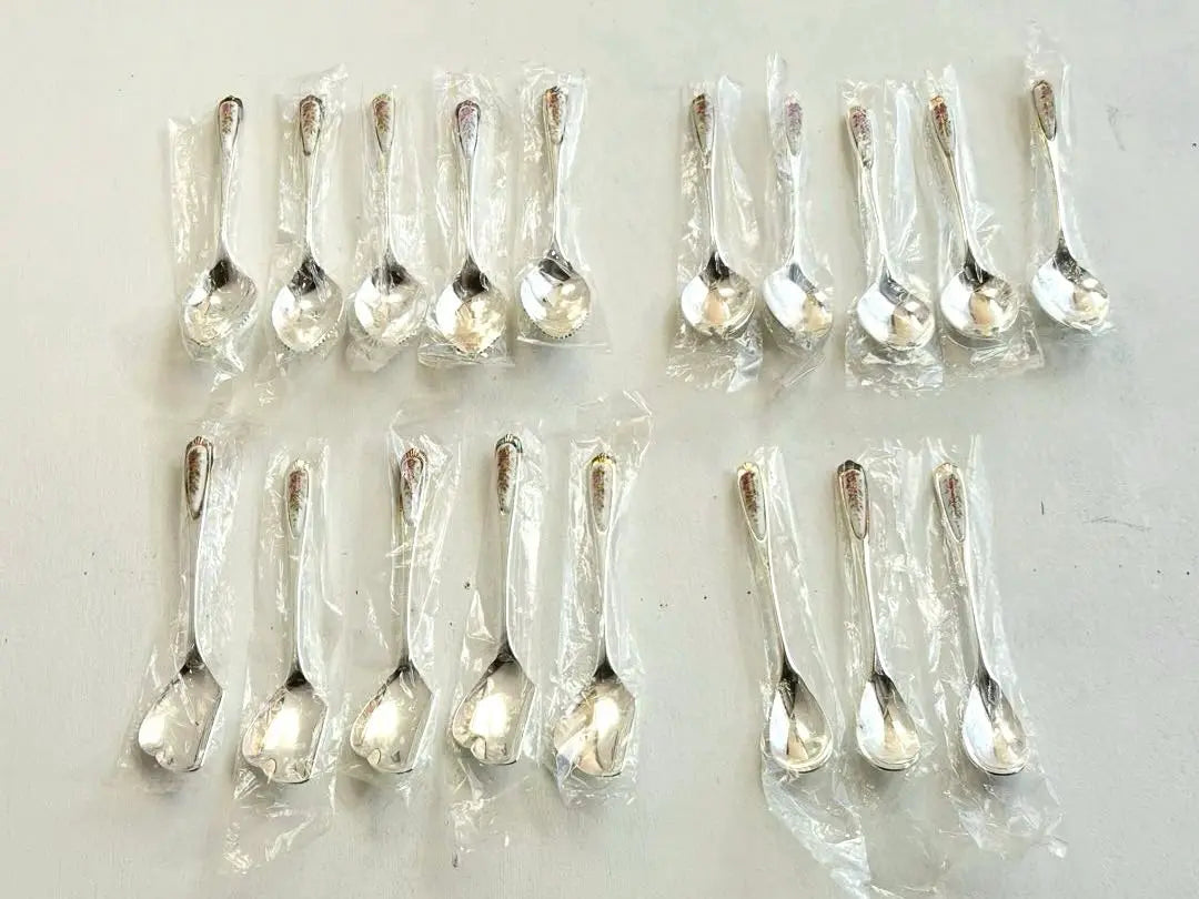 [Unused] 4 types of cutlery (flower pattern on handle) 18 bottles, including fruit and coffee.