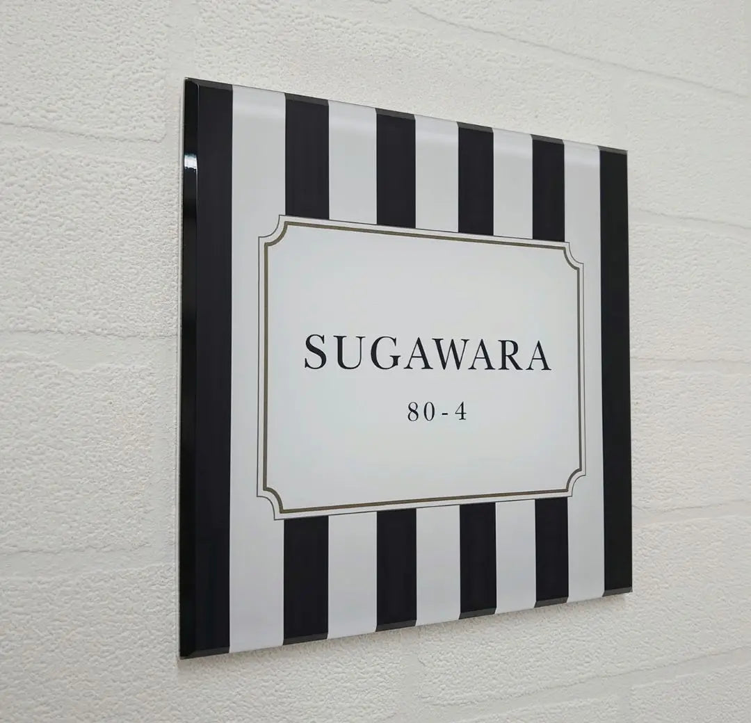 Black/White Striped Background Acrylic Nameplate *4 sides 45 degrees diagonal cut *UV printing