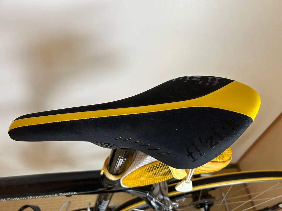 Quattro Carbon Road Bike Fizik Saddle with Easton Wheels