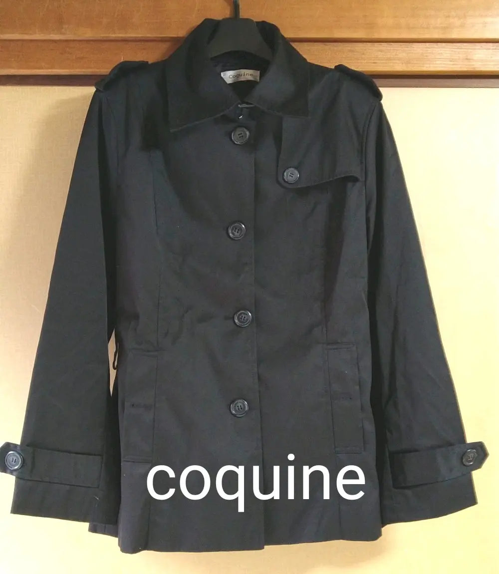 ★ Coquine's matte black mid-length trench coat with solid fabric