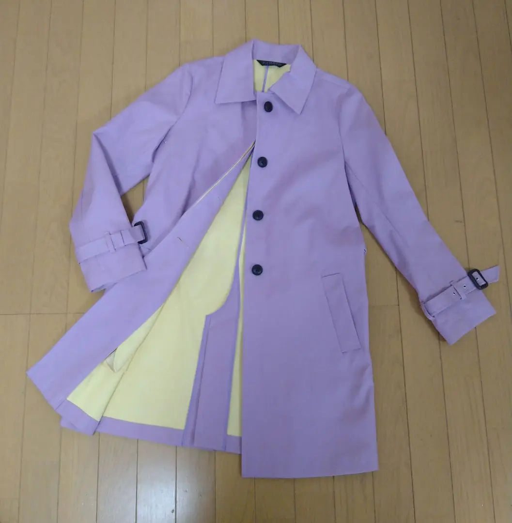 Gabardina lavanda de la colección DAMA Dinos