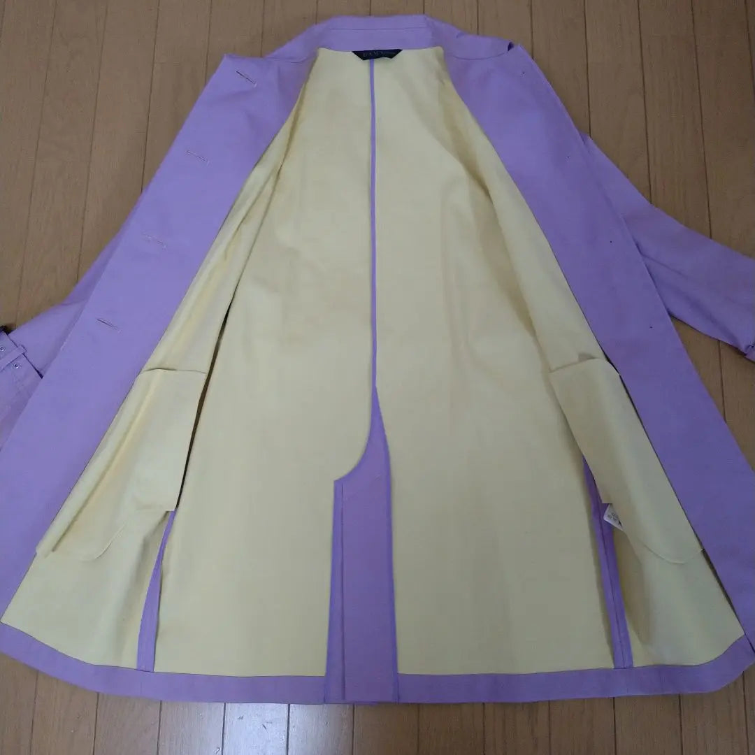 Gabardina lavanda de la colección DAMA Dinos