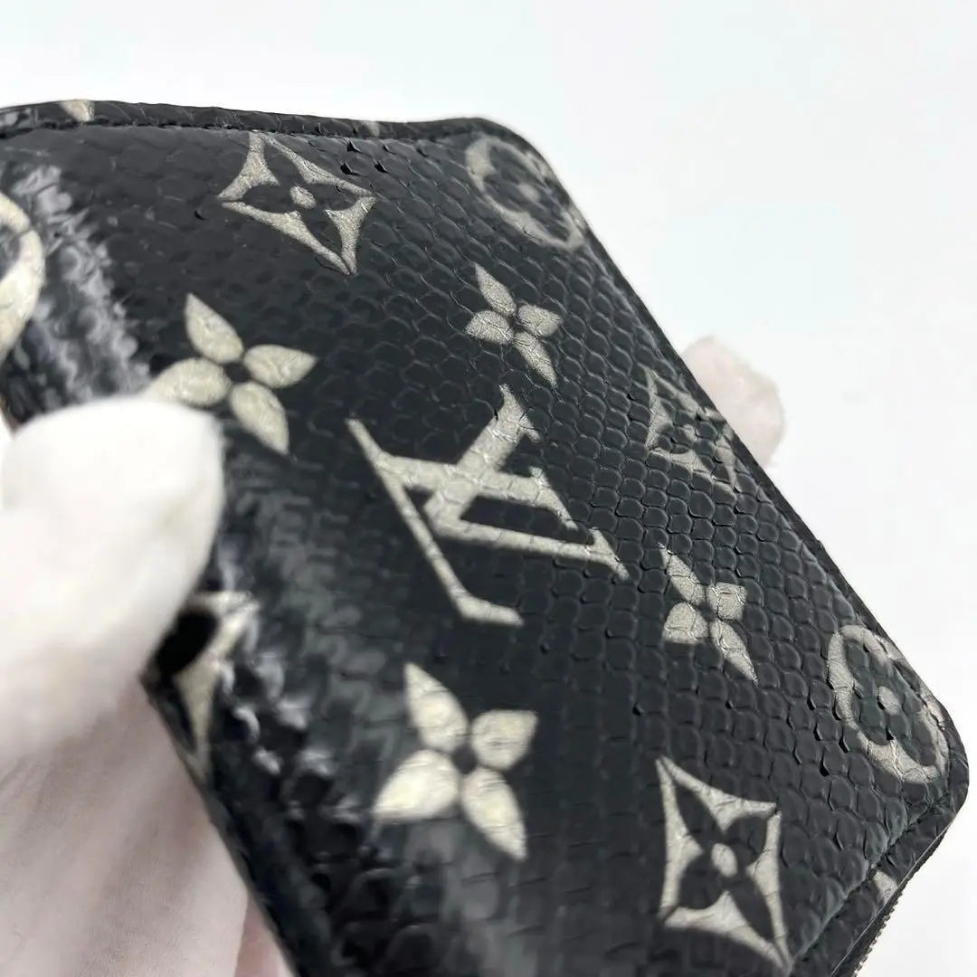 Monedero con cremallera exótico Monogram de Louis Vuitton, en excelente estado, raro y en color negro