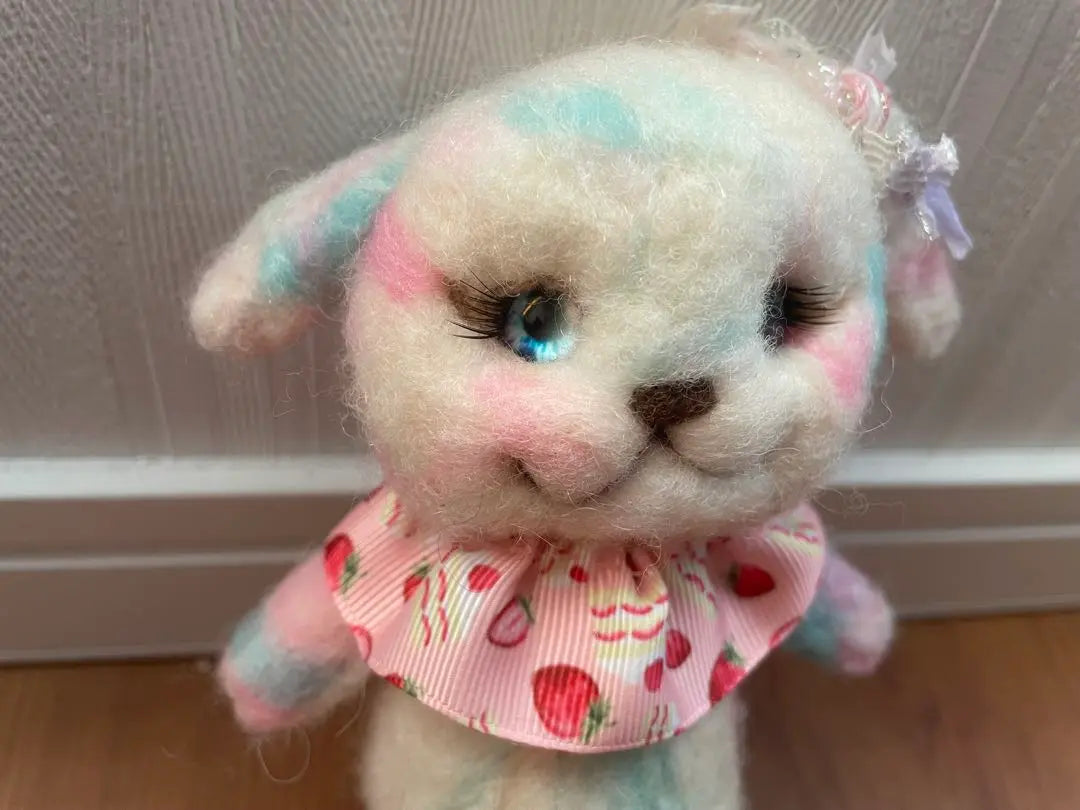 Peluche de conejo de fieltro de lana hecho a mano