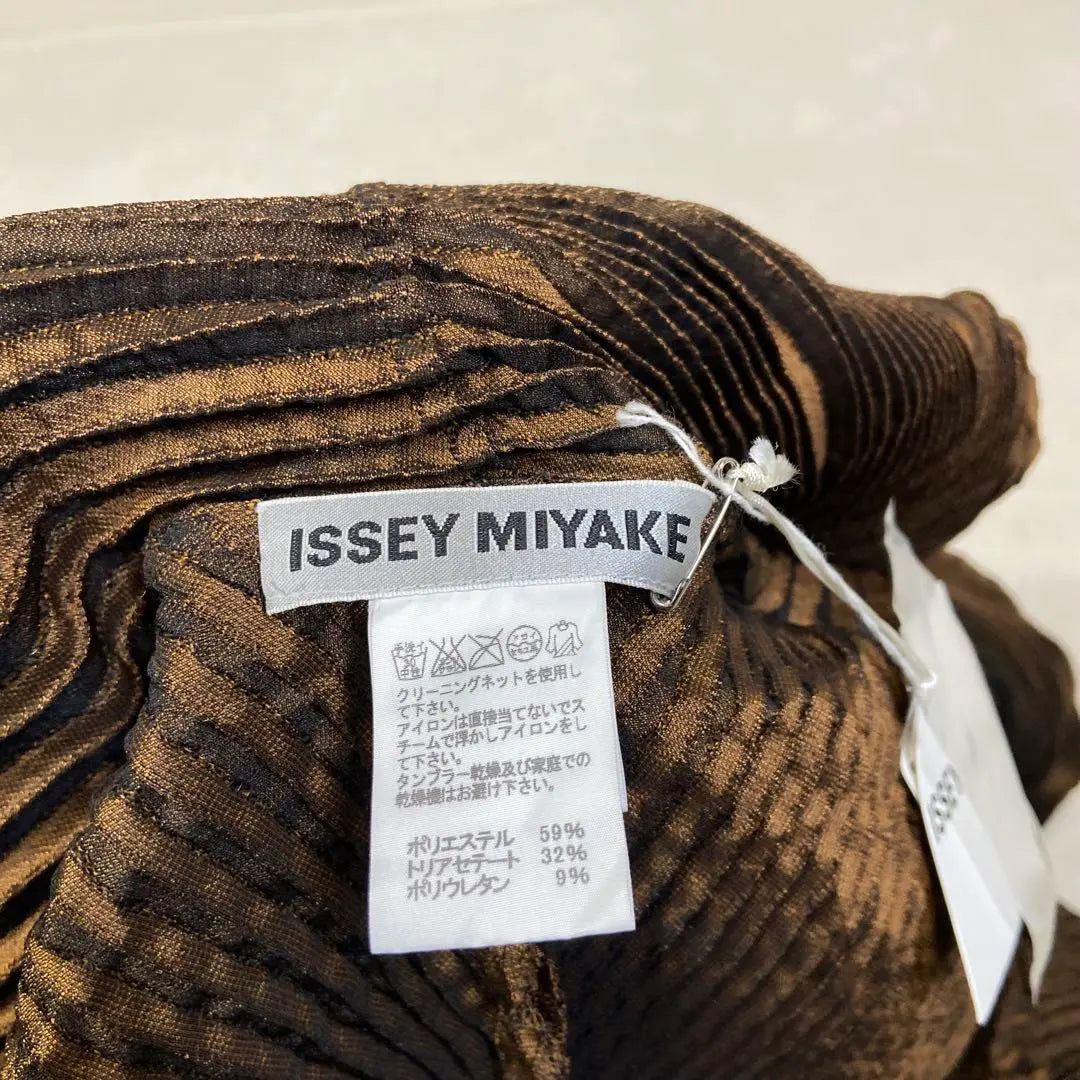 Deadstock item with tag ISSEY MIYAKE 3D steam transformed coat