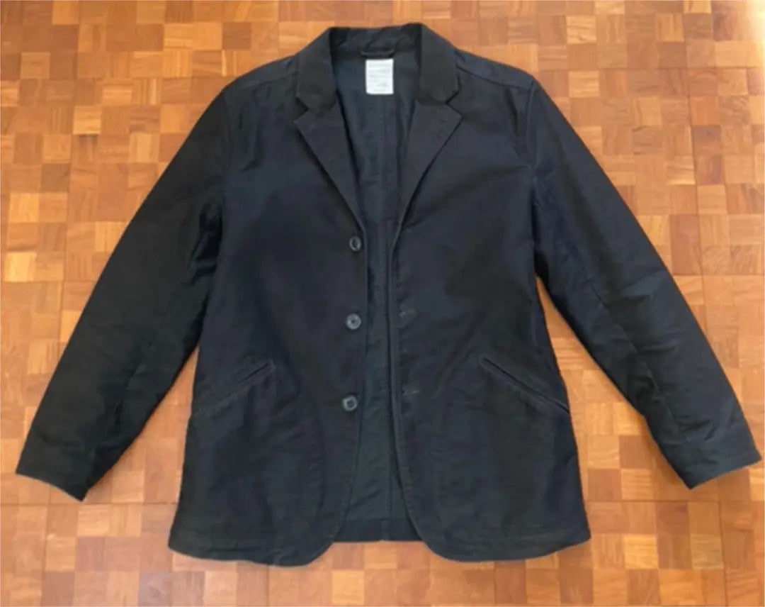 Una chaqueta negra 100% algodón, resistente pero limpia, fabricada en Japón.