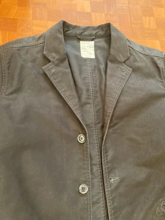 Una chaqueta negra 100% algodón, resistente pero limpia, fabricada en Japón.