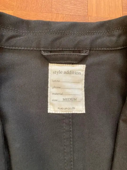 Una chaqueta negra 100% algodón, resistente pero limpia, fabricada en Japón.