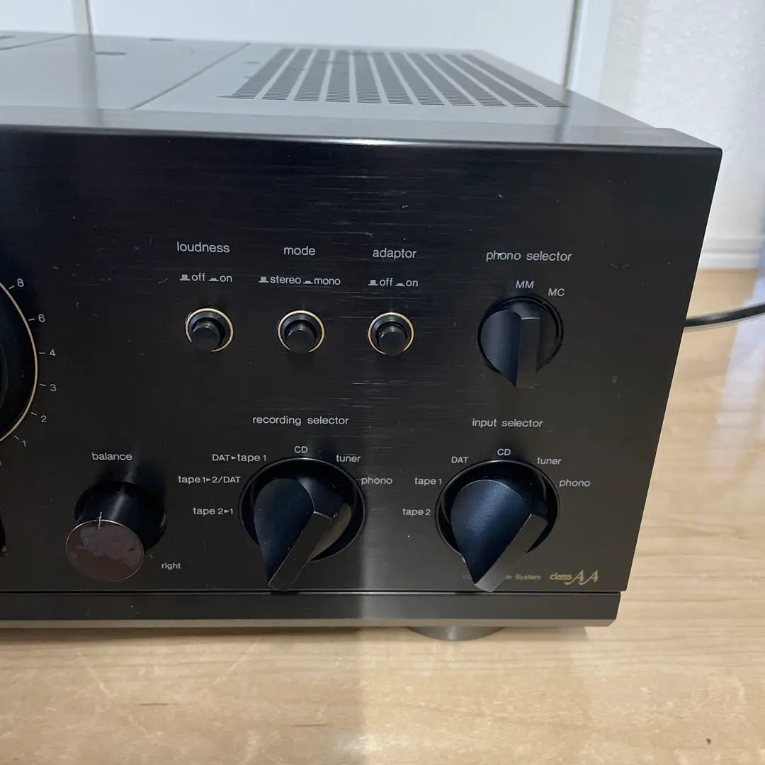 Panasonic High-class integrated amplifier SU-V900 Works well