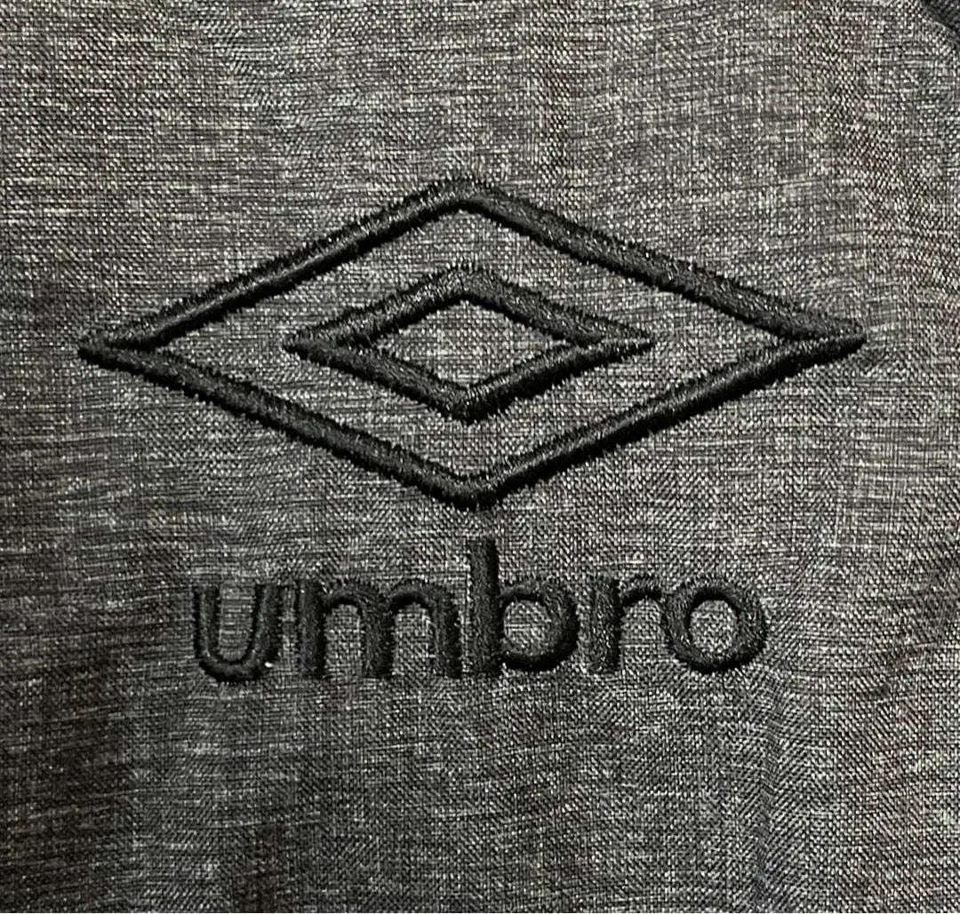 [e2708] Chaqueta acolchada de nailon Umbro gris XL con núcleo negro