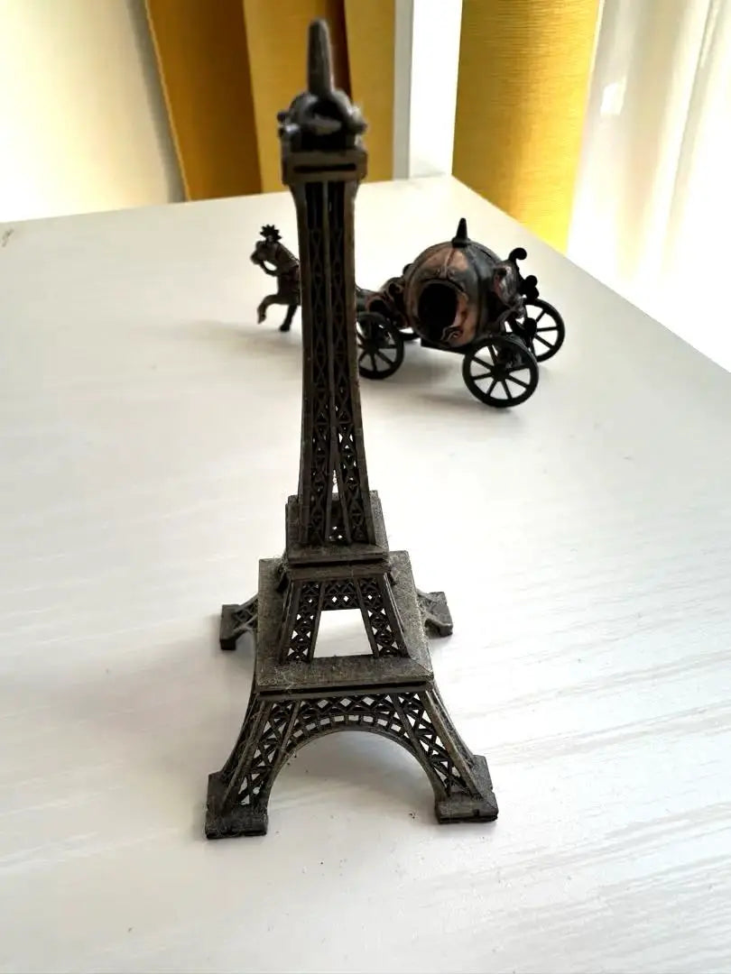 Conjunto en miniatura de la Torre Eiffel y el Carruaje | エッフェル塔と馬車のミニチュアセット