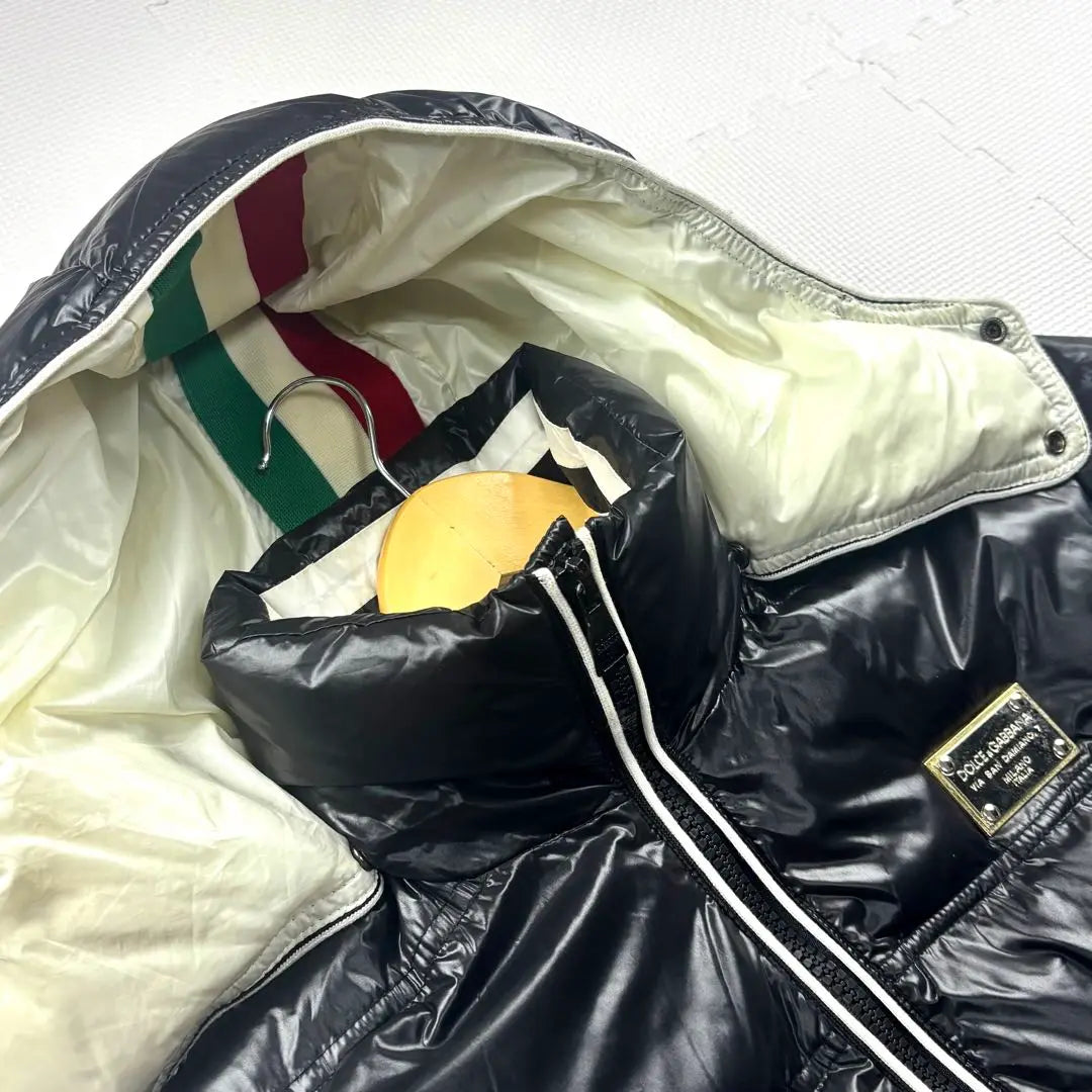 Chaqueta de plumas Dolce &amp; Gabbana con placa de logotipo tricolor XL