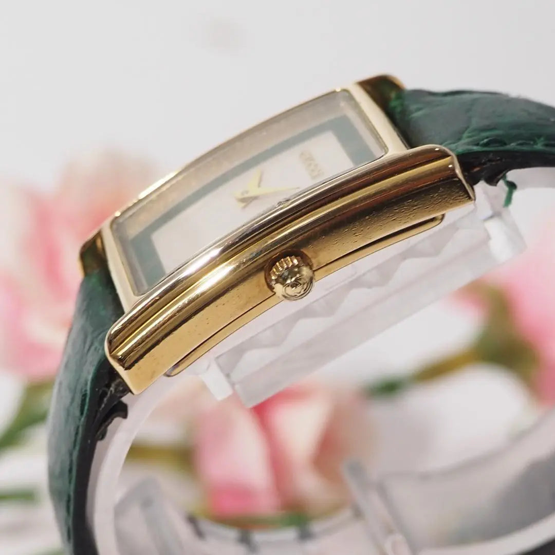 Reloj Gucci para mujer con correa de piel cuadrada en dorado C847