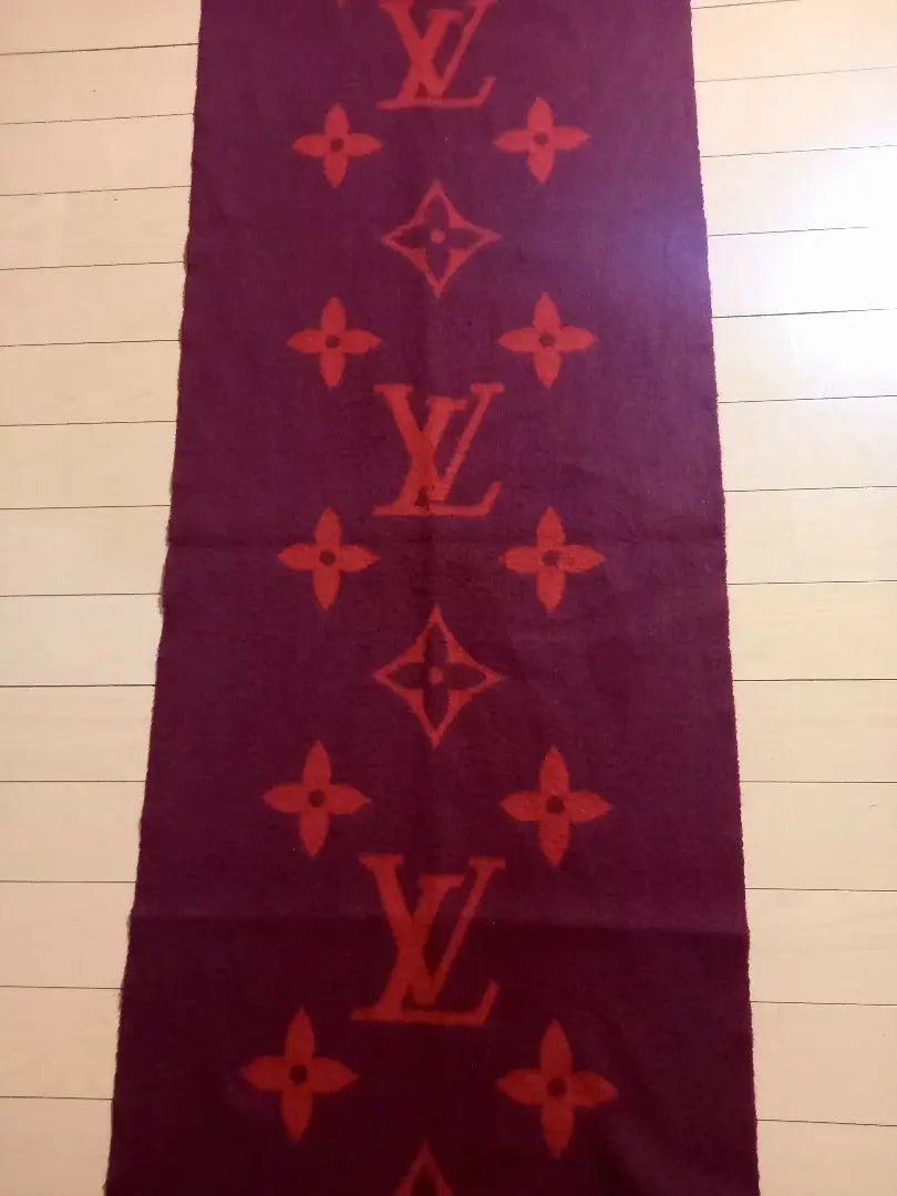 In good condition! Louis Vuitton Echarple Reykjavik cashmere scarf, M75505