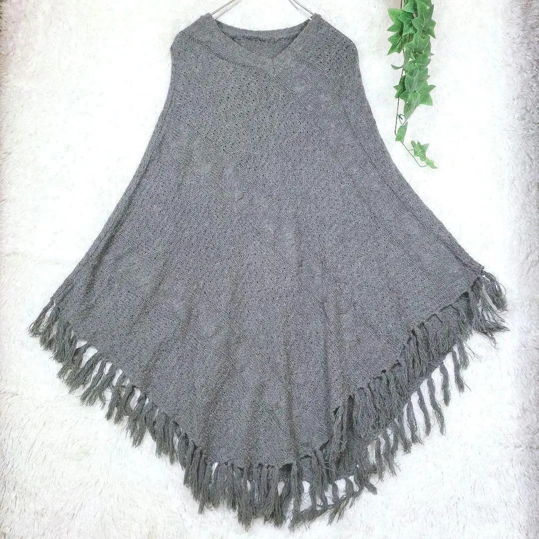 Poncho de punto con diseño de mariquita y borlas con flecos que cubren el cuerpo