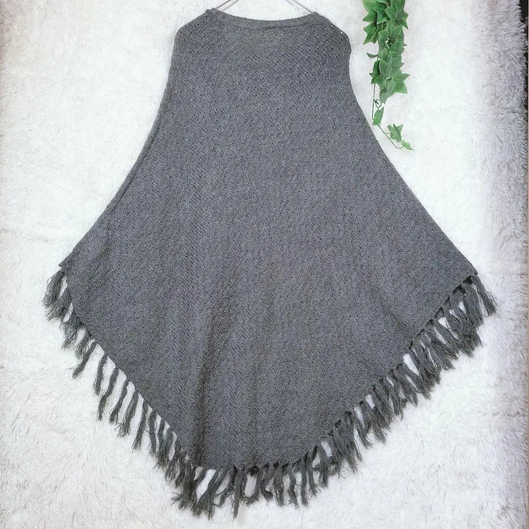 Poncho de punto con diseño de mariquita y borlas con flecos que cubren el cuerpo