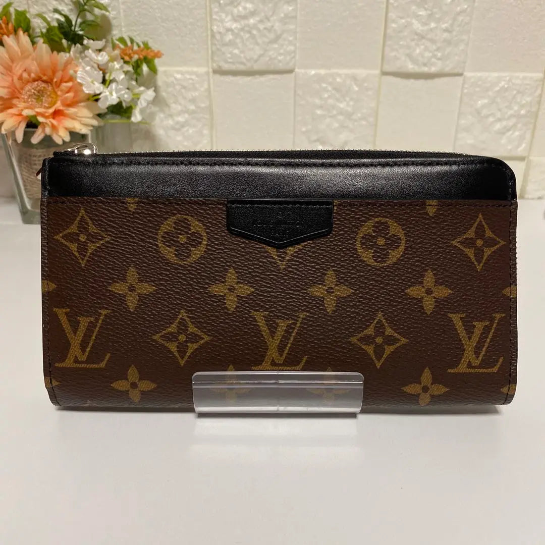 Super beautiful LOUIS VUITTON wallet Zippy Dragonne Macather Monogram