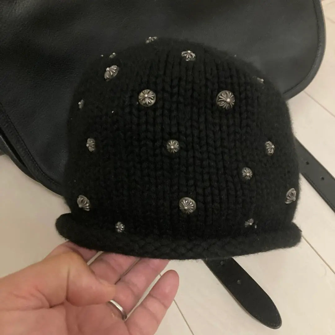 Gorro de cachemira con corazones cromados