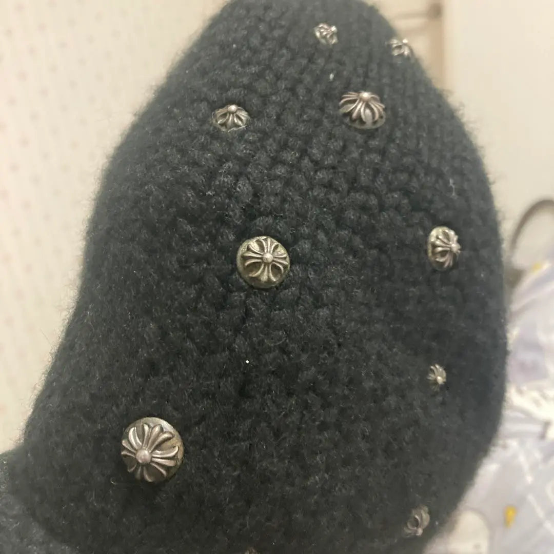 Gorro de cachemira con corazones cromados