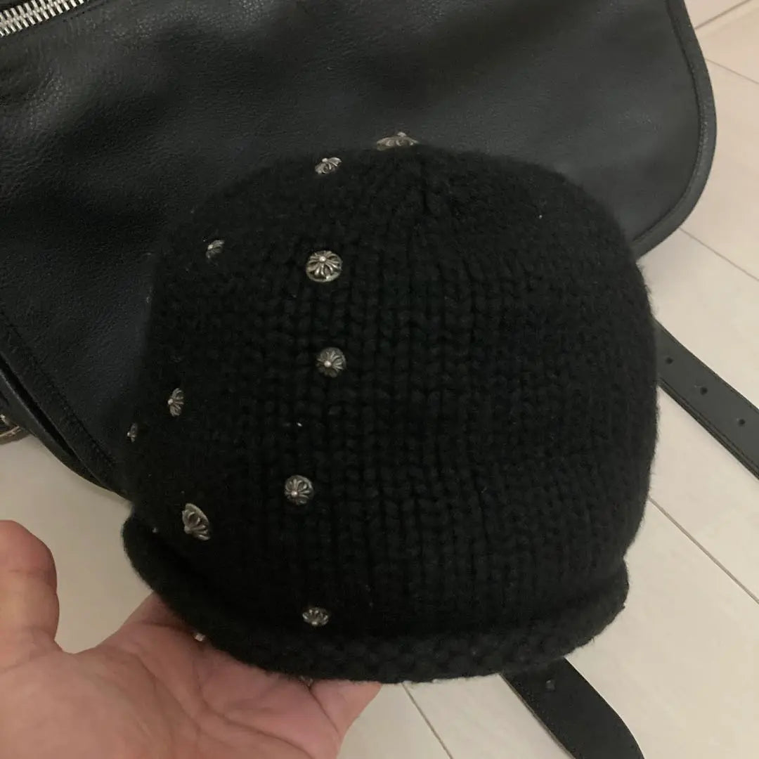 Gorro de cachemira con corazones cromados