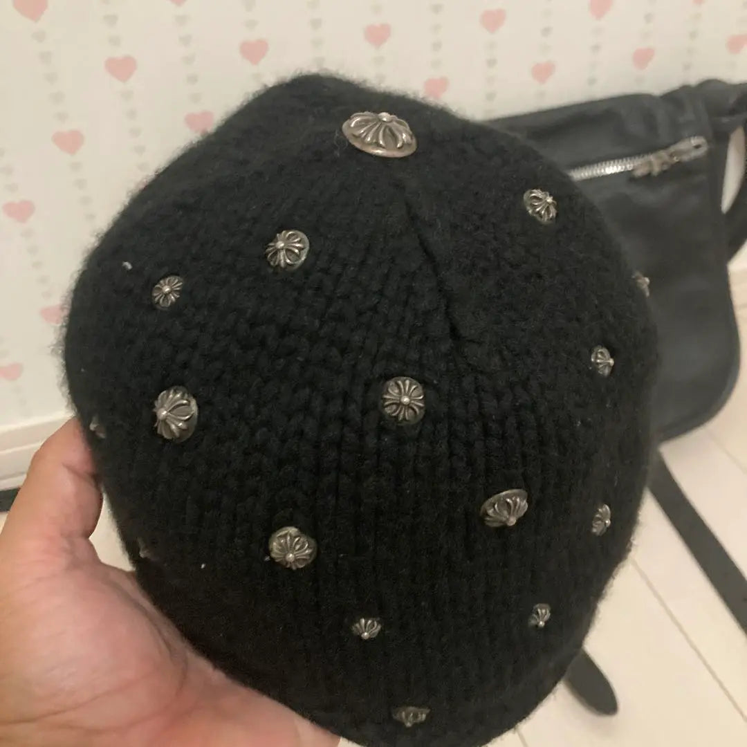 Gorro de cachemira con corazones cromados