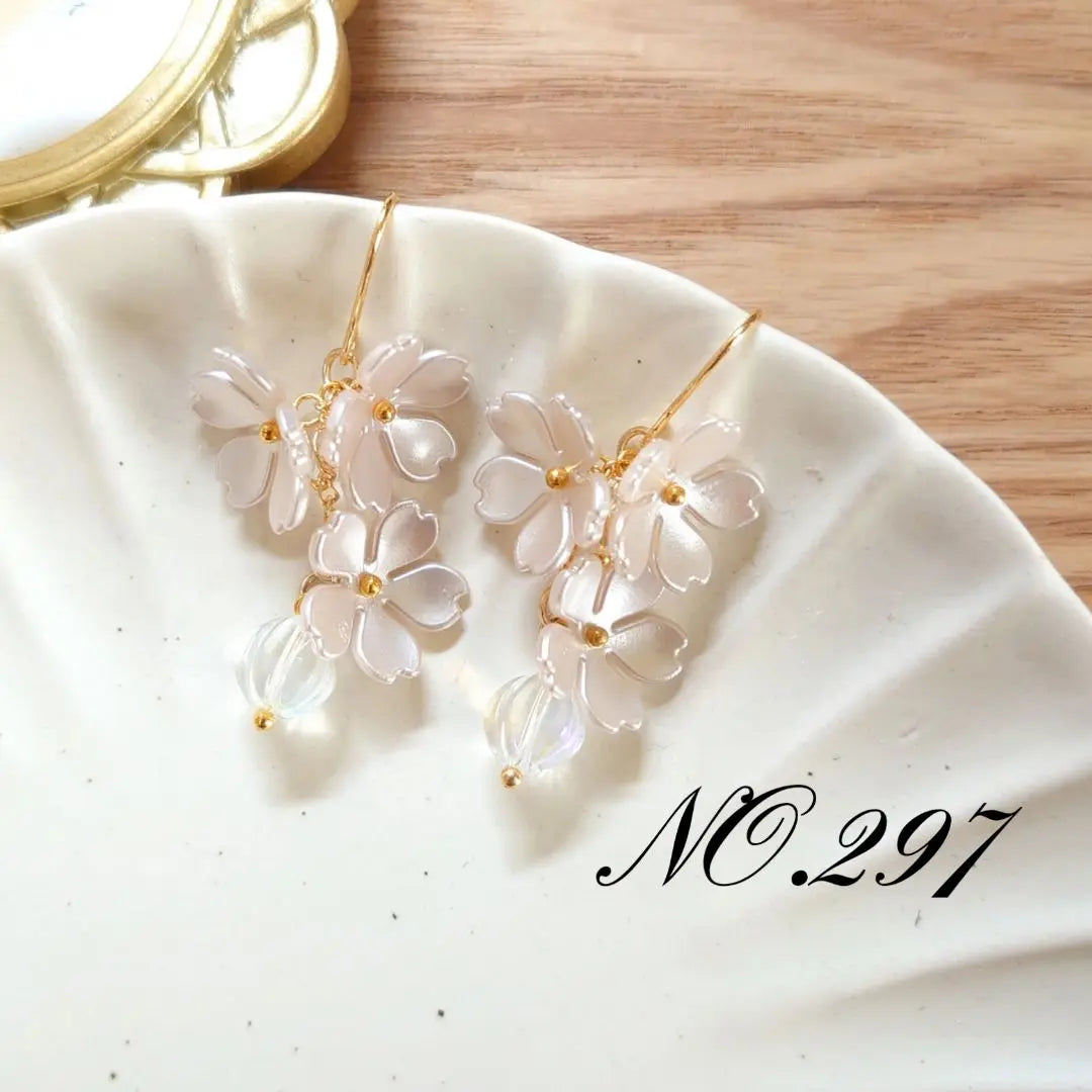 NO.297 Handmade Earrings Flower Cherry Blossom Swinging Gold Earrings