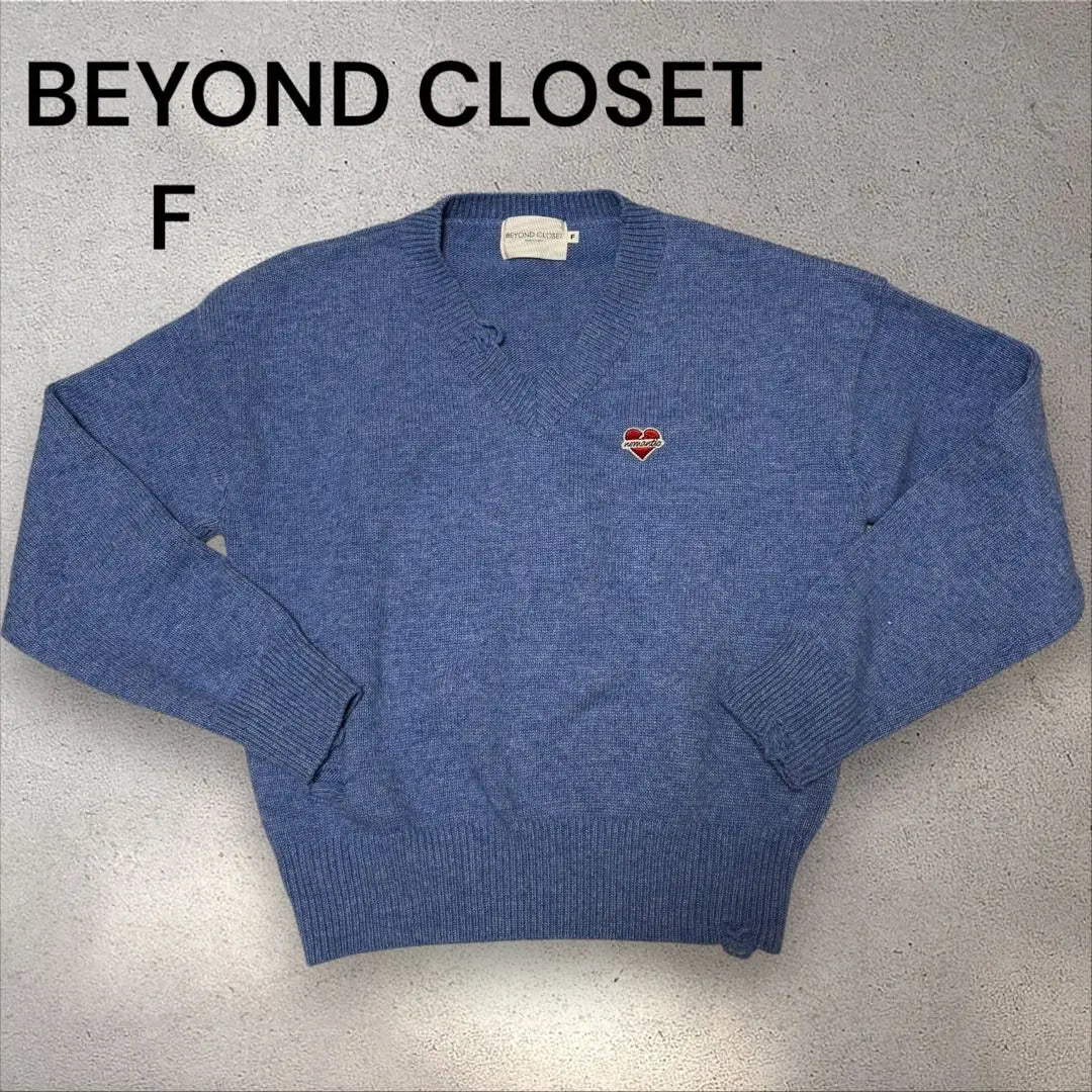 《Beyond Closet》BEYOND CLOSET Suéter azul con cuello en V F grueso | 《ビヨンドクローゼット》MÁS ALLÁ DEL CLOSET ブルーVネックセーターF厚手